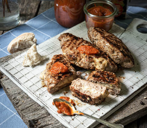 Gefüllte Pljeskavica mit hausgemachtem Ajvar | Rupp