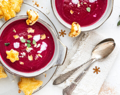 Rote-Bete-Suppe mit Käsebäumchen